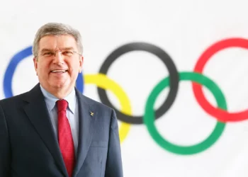國際奧林匹克委員會現任主席 Thomas Bach 與奧運五環的合照。（圖：ASSOCIATION OF NATIONAL OLYMPIC COMMITTEES OF AFRICA）