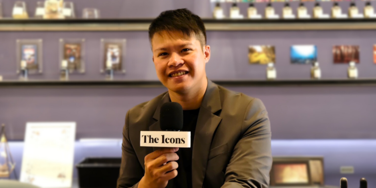 Aroma Explorer 的主理人 Daniel,於 Aroma Explorer 位於鄭州路的店面接受《The Icons》採訪。Aroma Explorer 不走一般於百貨設專櫃的曝光路線,而是以精緻、個人的調香活動或專屬設計來打口碑,扎實地打下品牌能見度。(圖:藝萌友有限公司)